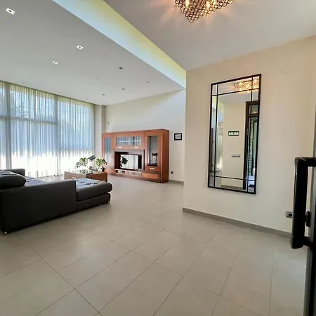 Dream Serenity, Stylish Host *